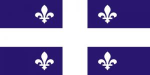 Die Flagge von Quebec zeigt auf blauem Grund ein weißes Kreuz, mit je einer weißen fleur de lys in den vier Quadranten.